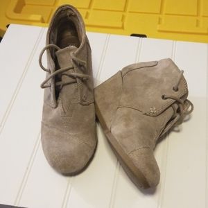 Tom tan suede wedges size 5